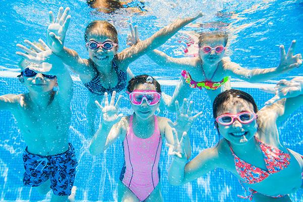 Children under the water in a pool